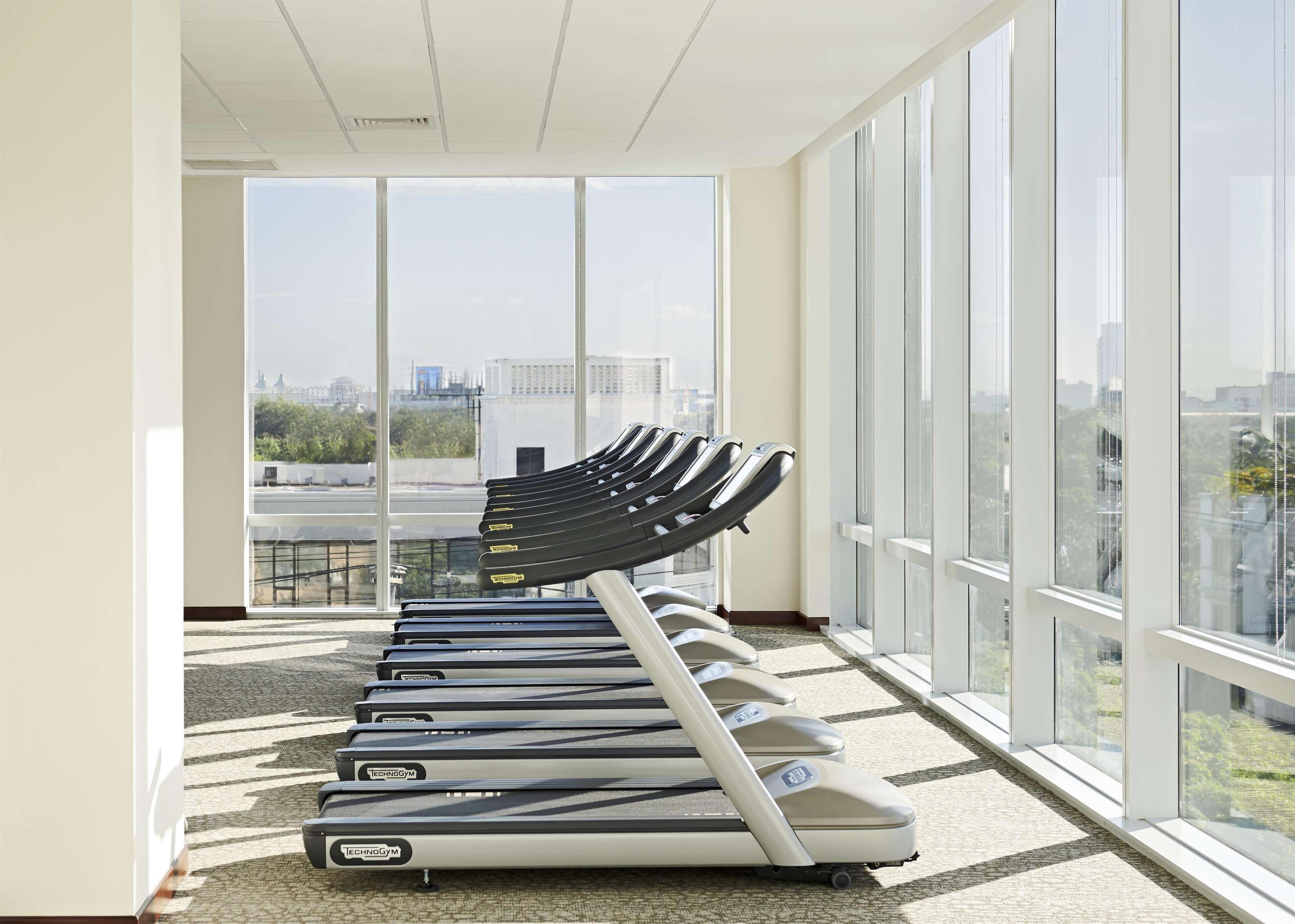 Hotel Fairmont Makati Makati City Exterior foto The gym at the hotel