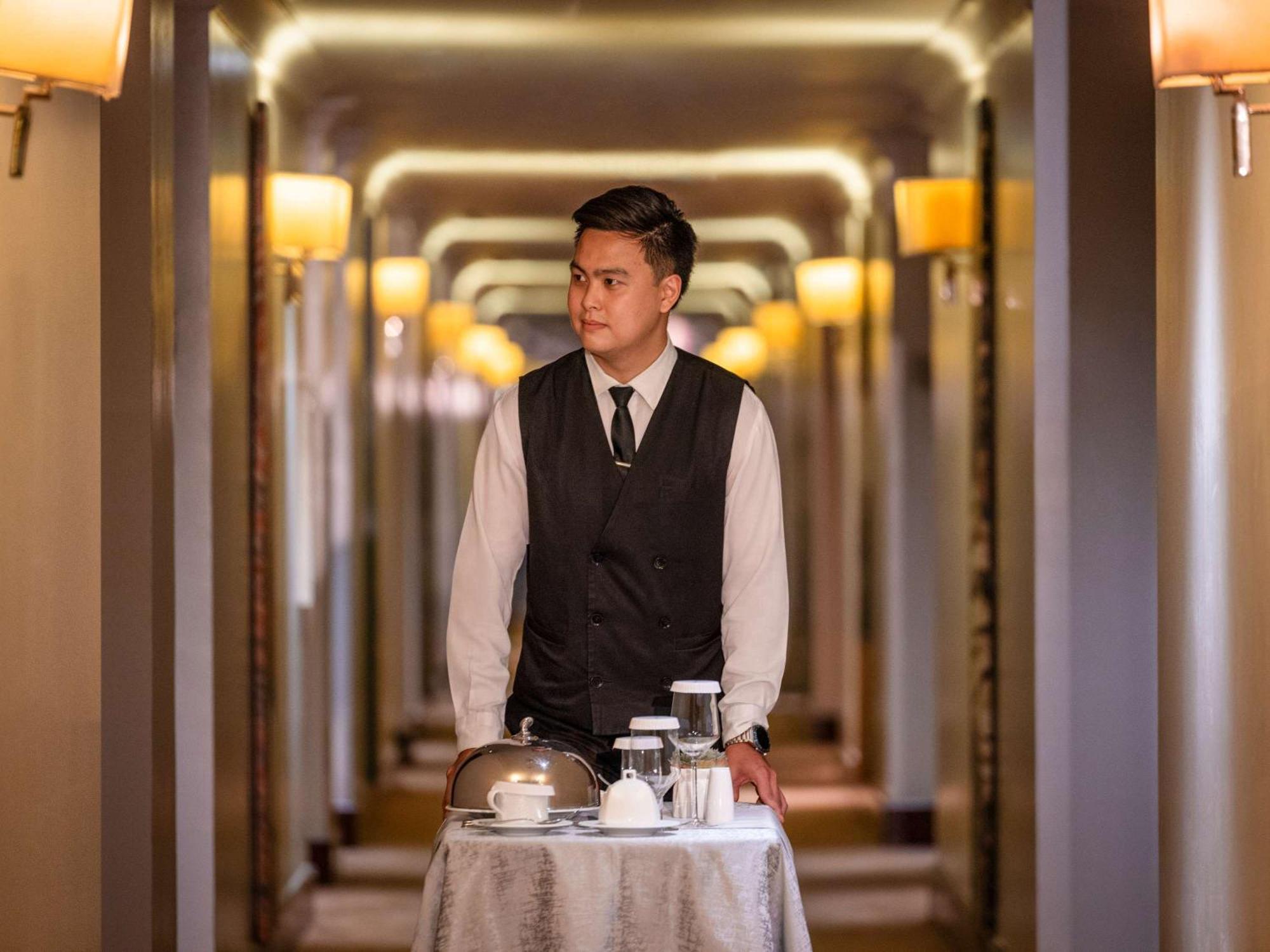 Hotel Fairmont Makati Makati City Exterior foto A room service attendant at work