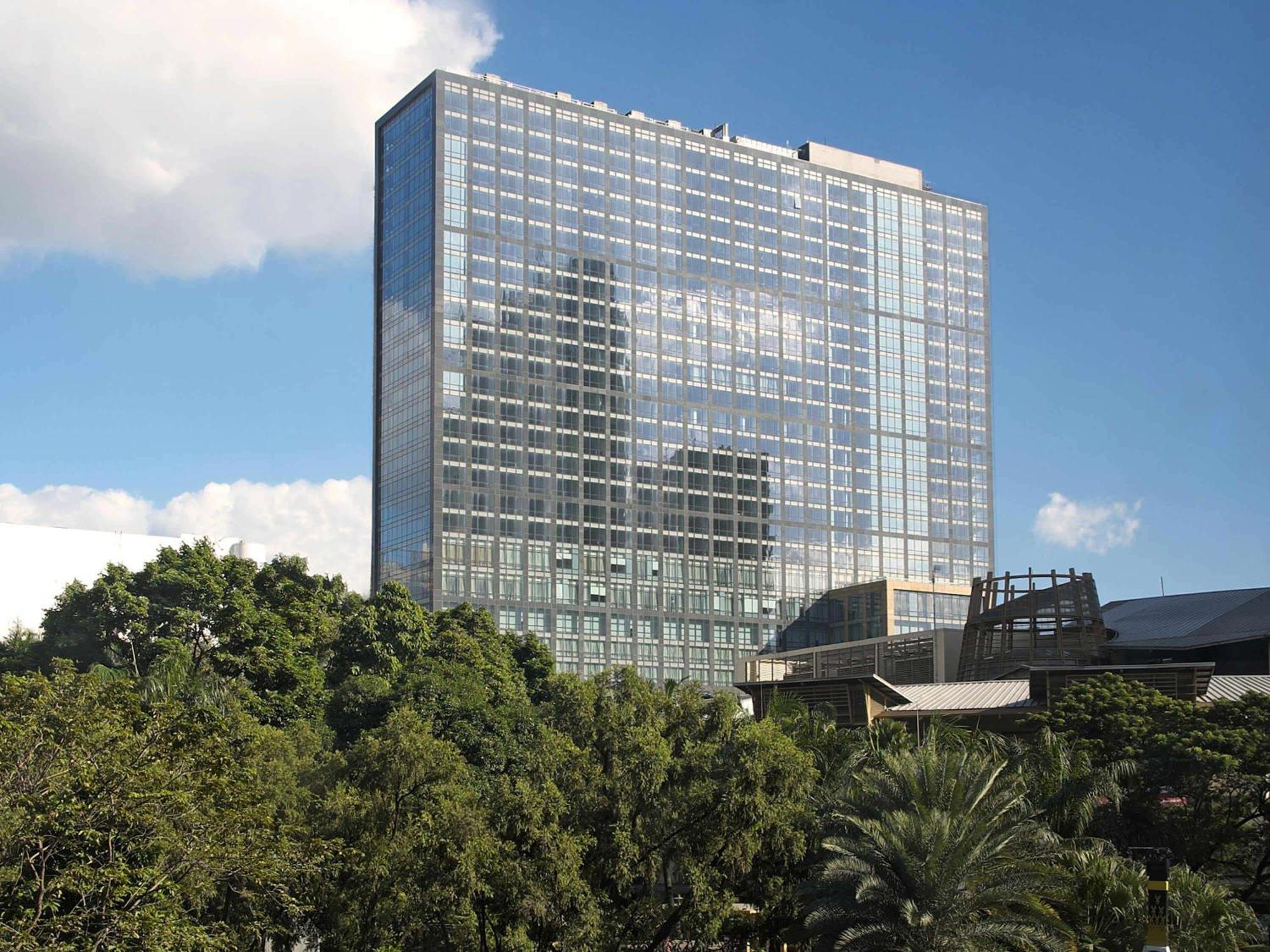Hotel Fairmont Makati Makati City Exterior foto The 101-story, 1,000-room, 1.2 million square feet (111,000 m2) Hyatt Regency Houston is the largest hotel in Texas.