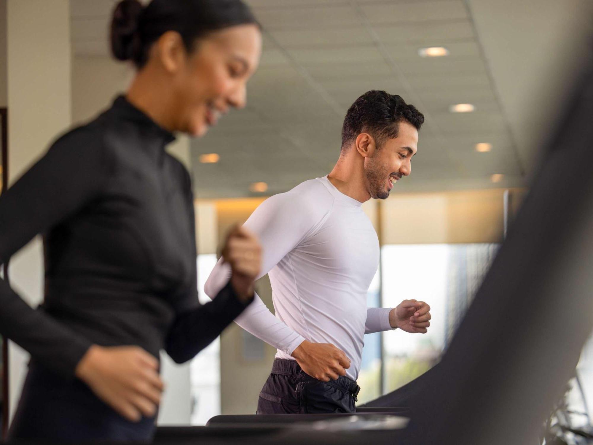 Hotel Fairmont Makati Makati City Exterior foto People exercising on a treadmill