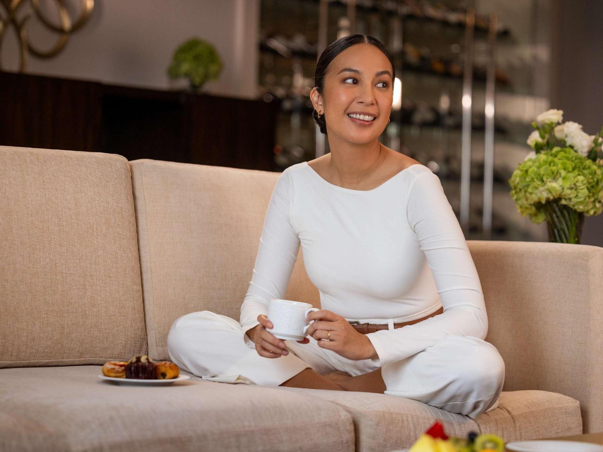 Hotel Fairmont Makati Makati City Exterior foto A woman sitting on a sofa