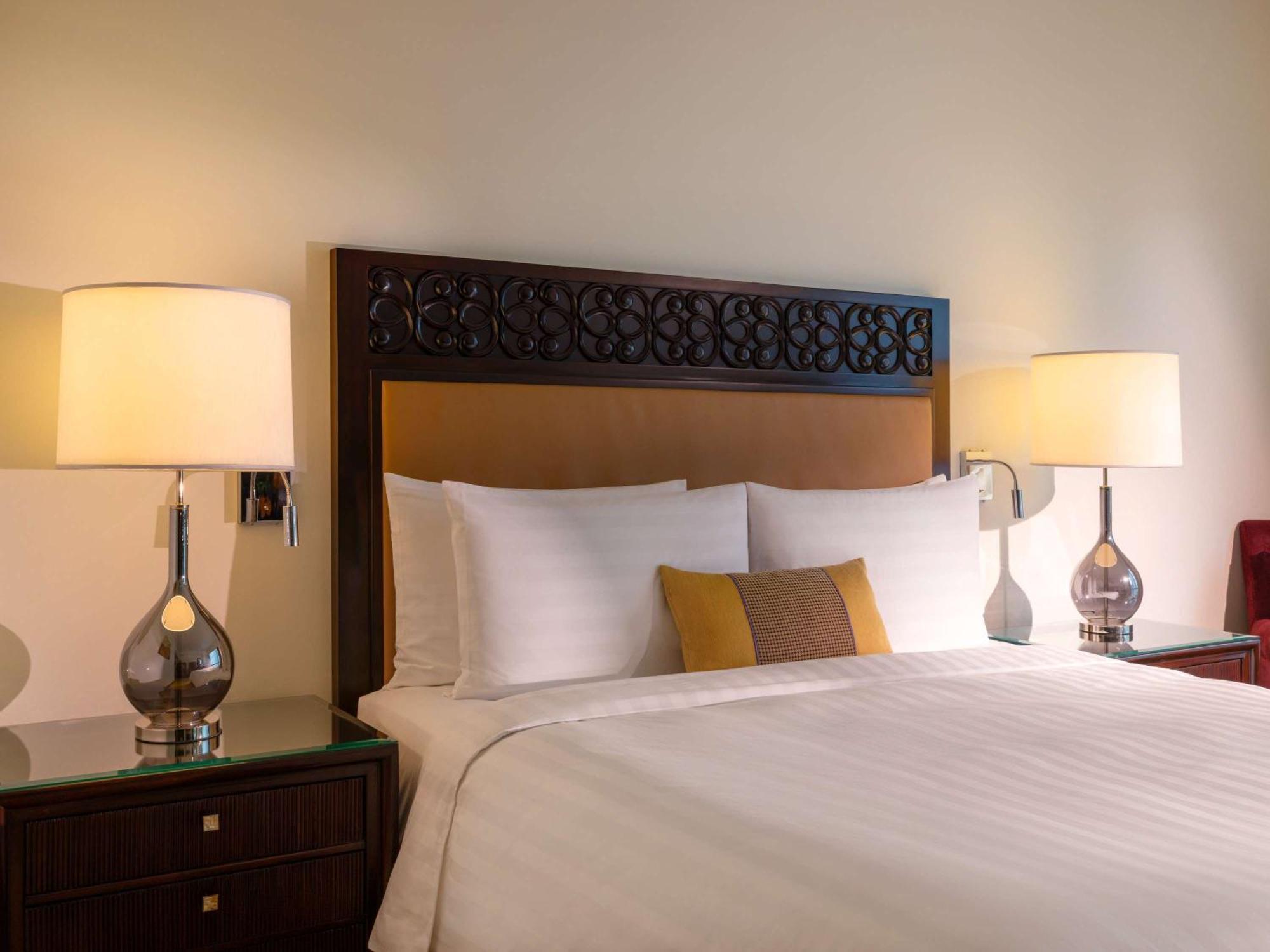 Hotel Fairmont Makati Makati City Exterior foto A bed with a headboard